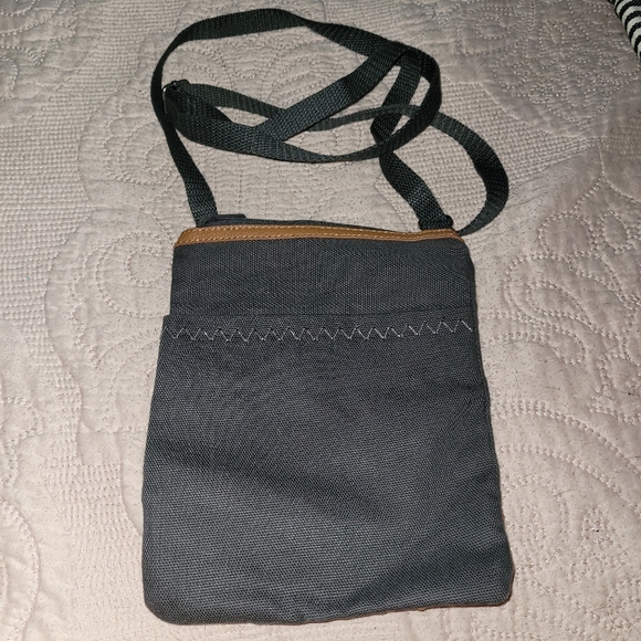 Explorer Crossbody - Picture 2 of 3